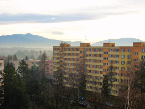 Byt 3+1, 1. máje — Makléř z hor