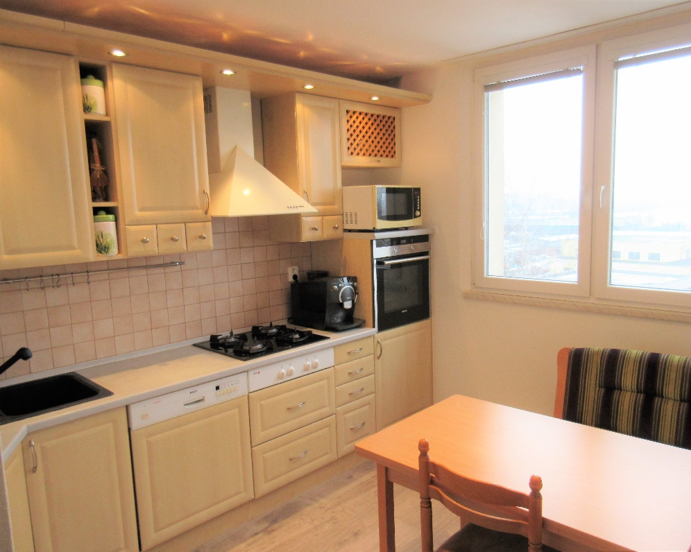 Byt 3+1, 17. listopadu — Makléř z hor