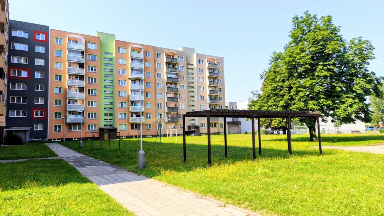 Prostorný byt s dobrou dostupností — Makléř z hor