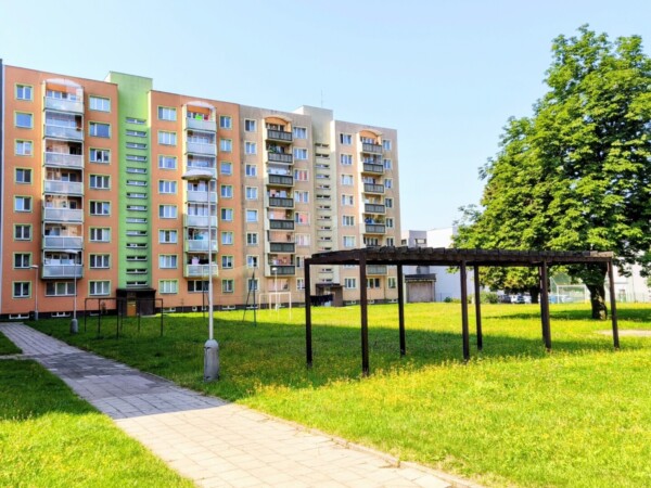 Prostorný byt s dobrou dostupností — Makléř z hor